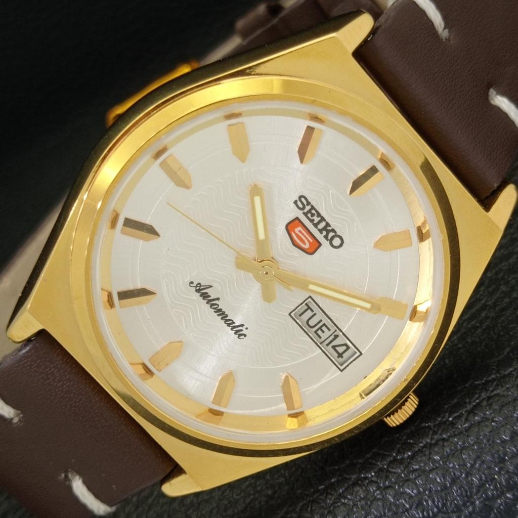 

ВОССТАНОВЛЕННЫЕ ВИНТАЖНЫЕ АВТОМАТИЧЕСКИЕ ЯПОНСКИЕ МУЖСКИЕ ЧАСЫ SEIKO 5 СЕРЕБРЯНЫЙ ЦИФЕРБЛАТ a435138-2 R122-a435138
