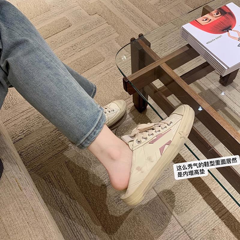 Small dirty shoes, stars, sports and leisure board shoes, women's shoes are old and polished, retro dirty shoes, women