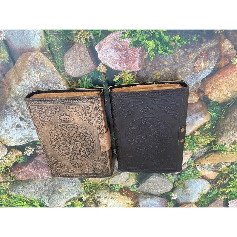 Book of shadows, Leather Journal, Triple Moon journal, Third Eye Crystal Stone, gave til ham, gave til henne, Leather Grimoire
