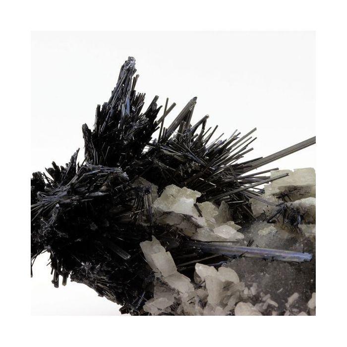 Stibnite + Baryte 2680.0 carats
