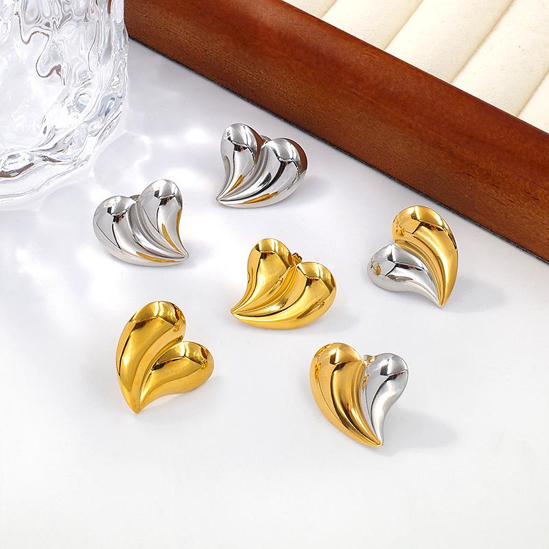 Gold-Plated Titanium Steel Heart Stud Earrings & Collarbone Chain Jewelry Set for Women in European American Style.
