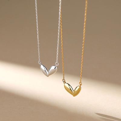 1 Piece of Caring Women's Necklace, Light Luxury and Niche Design, Exquisite Heart-shaped Collarbone Chain, Peach Pendant Collarbone Chain