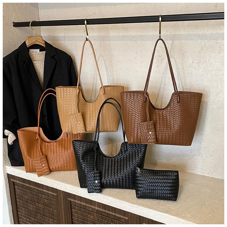 Woven bag women's large-capacity 2025 new autumn and winter retro shoulder bag high-quality texture commuter tote bag