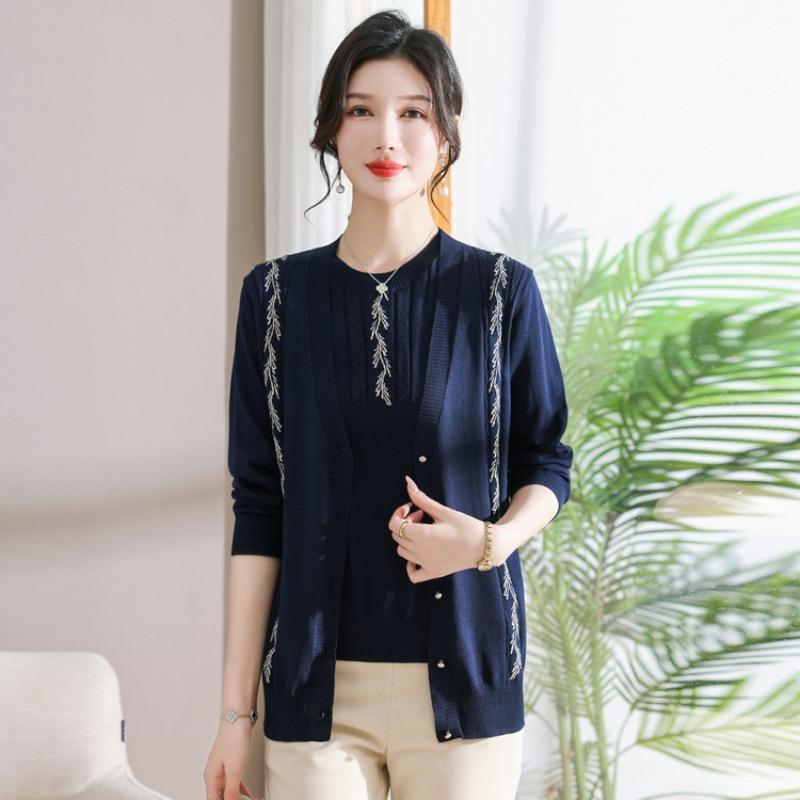 Middle-aged and elderly women's spring and autumn tops, large-size knitted cardigans, middle-aged mother's autumn clothes, short coats, new models