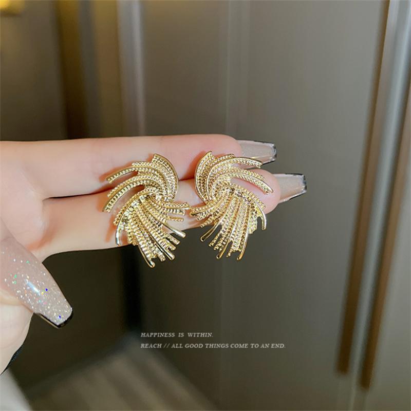 Exaggerated Unique Fashion Korean Metal Weaving Stud Earrings for Women Girl Gift Jewelry Wholesale