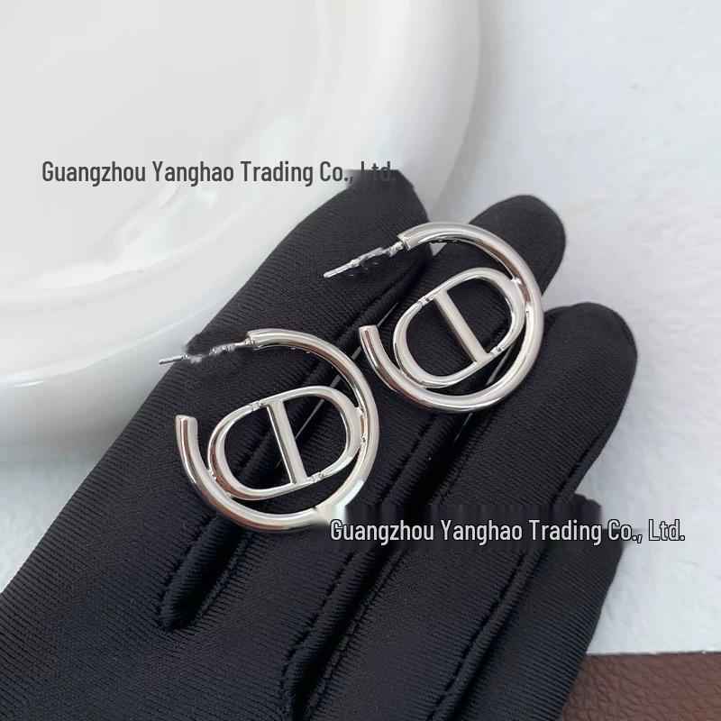 Seiko D.Home Half-Circle Stud Earrings - Women's Elegant Pig Nose Design