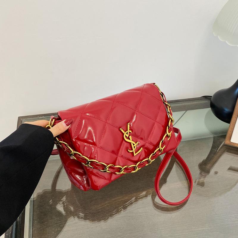 Podzimní a zimní luxusní jednobarevná řetízková kabelka pod paži přes rameno, moderní dámská crossbody kabelka. Stylový, elegantní prémiový.