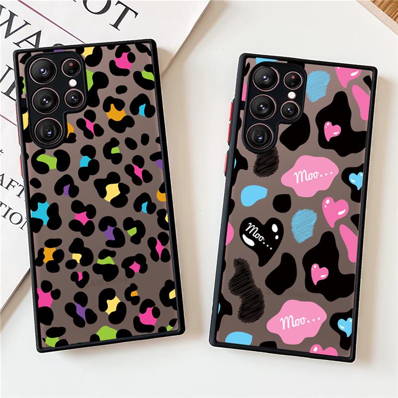 "Capa 2 em 1 para Celular com Estampa de Coração de Leopardo Pintado e Toque de Pele para Samsung S25 Ultra"