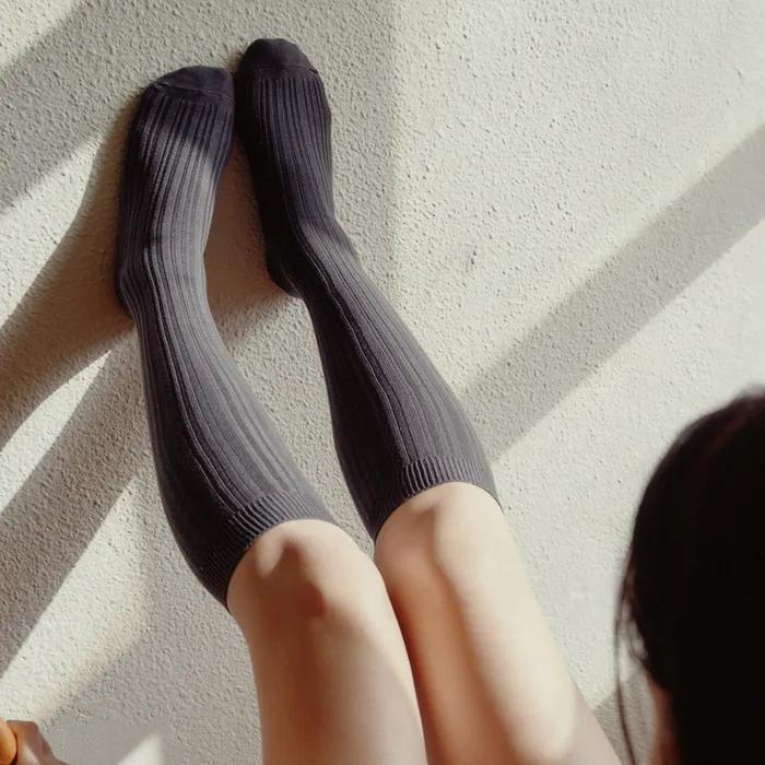 Organic cotton knee socks in charcoal_Organic cotton knee socks charcoal