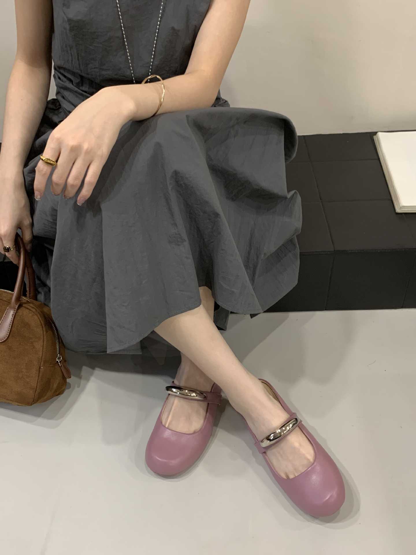 

2025 осень новые туфли женские с круглым носком и металлическим декором, с внутренней платформой, ремешок с эластичной вставкой, женские туфли-лодочки 40