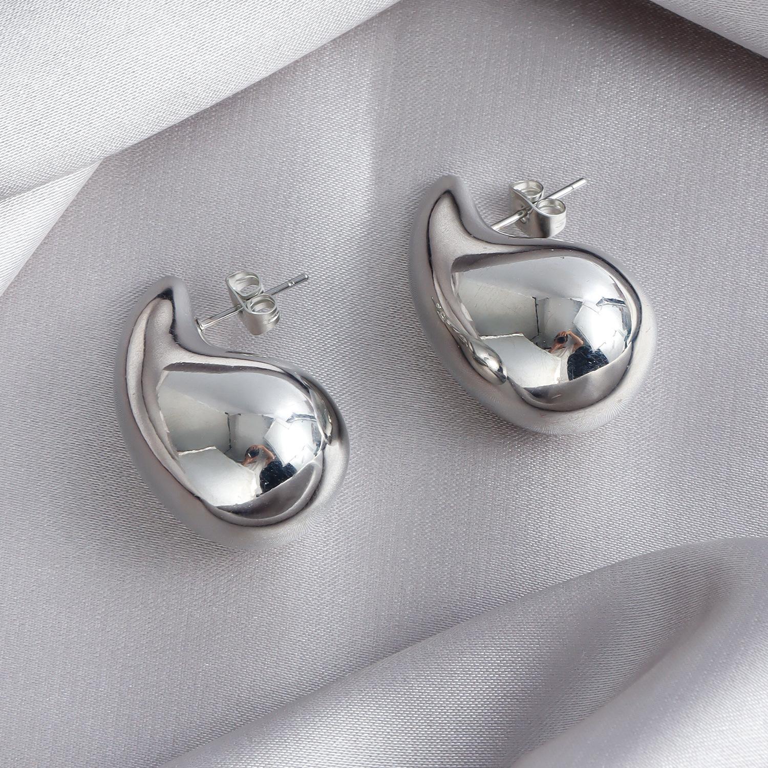 

Show Retro Comma Teardrop Punk Style Earrings, Niche Simple Glossy Hanging Water Drop Earrings