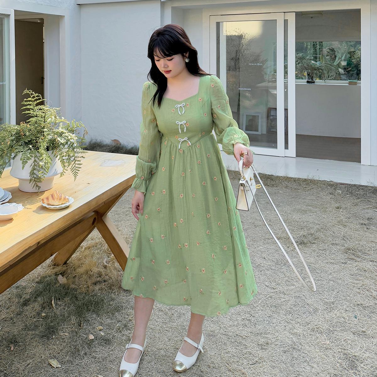 

Женское весеннее платье больших размеров с квадратным воротником, вышитым узором и рукавами-фонариками 1XL