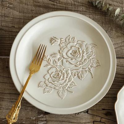 Wykwintny ceramiczny talerz z reliefowym kwiatem Kreatywne nieregularne talerze deserowe owocowe Luksusowy restauracyjny talerz na sałatkę stek Domowe naczynia stołowe