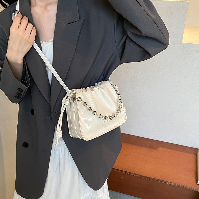 Ny Trendig och Moderiktig High end One Shoulder Crossbody, Liten och Populär Design, Skrynklig PU Utsökt