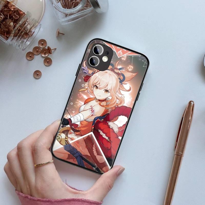Genshin Impact Yoimiya Handyhülle für IPhone 14 13 12 11 XS X 8 7 6 Plus Mini Pro Max SE 2022 Schwarz PC TPU Glas Handyhülle