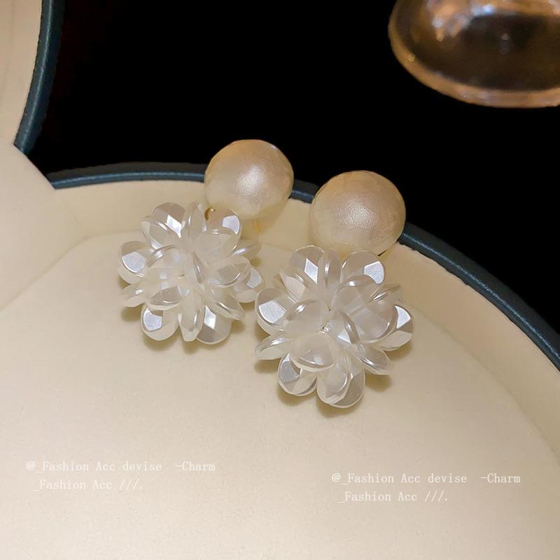 Geometric pearl flower earrings Korean minimalist temperament design earrings fashionable versatile high-end earrings