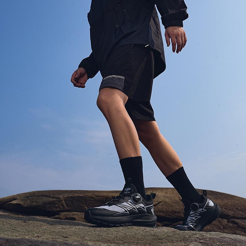 Men's Outdoor Mountaineering and Hiking Shoes New Durable Off Road Running Shoes Rotating Buckles Fashionable Large Sneaker