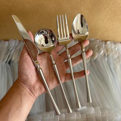 Set di posate occidentali: Set di Coltello da Bistecca, Forchetta, Cucchiaio da Cena e Dessert in Acciaio Inossidabile, di Alta Gamma.