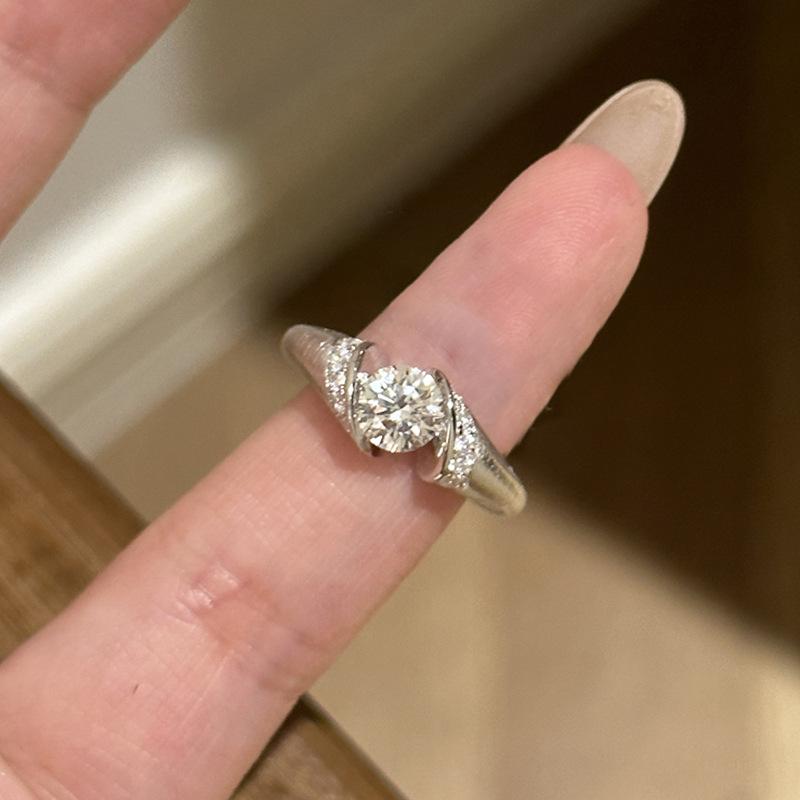 

Light luxury and high-quality geometric brushed ring with round diamonds exquisite and fashion rings for women jewelry gift resizable