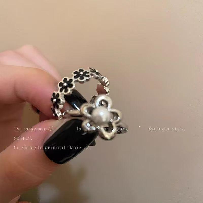 Black Glazed Vintage Floral Open Ring for Women – Elegant Statement Piece