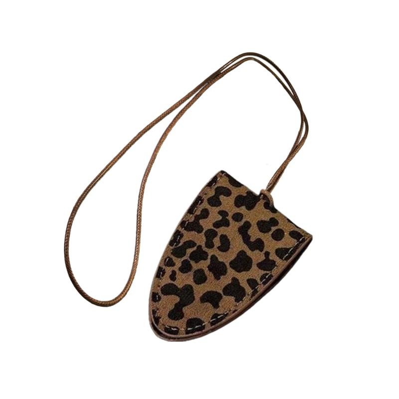 Elegant Leopard Pattern Neckpiece Featuring Magnetic Closure Stylish And Versatile Jewelry for Fashion Enthusiasts
