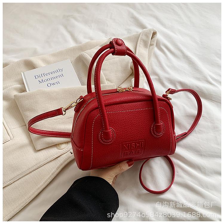 

Niche handbag bag women s 2025 new spring and autumn retro versatile shell bag foreign style commuter crossbody bag красный