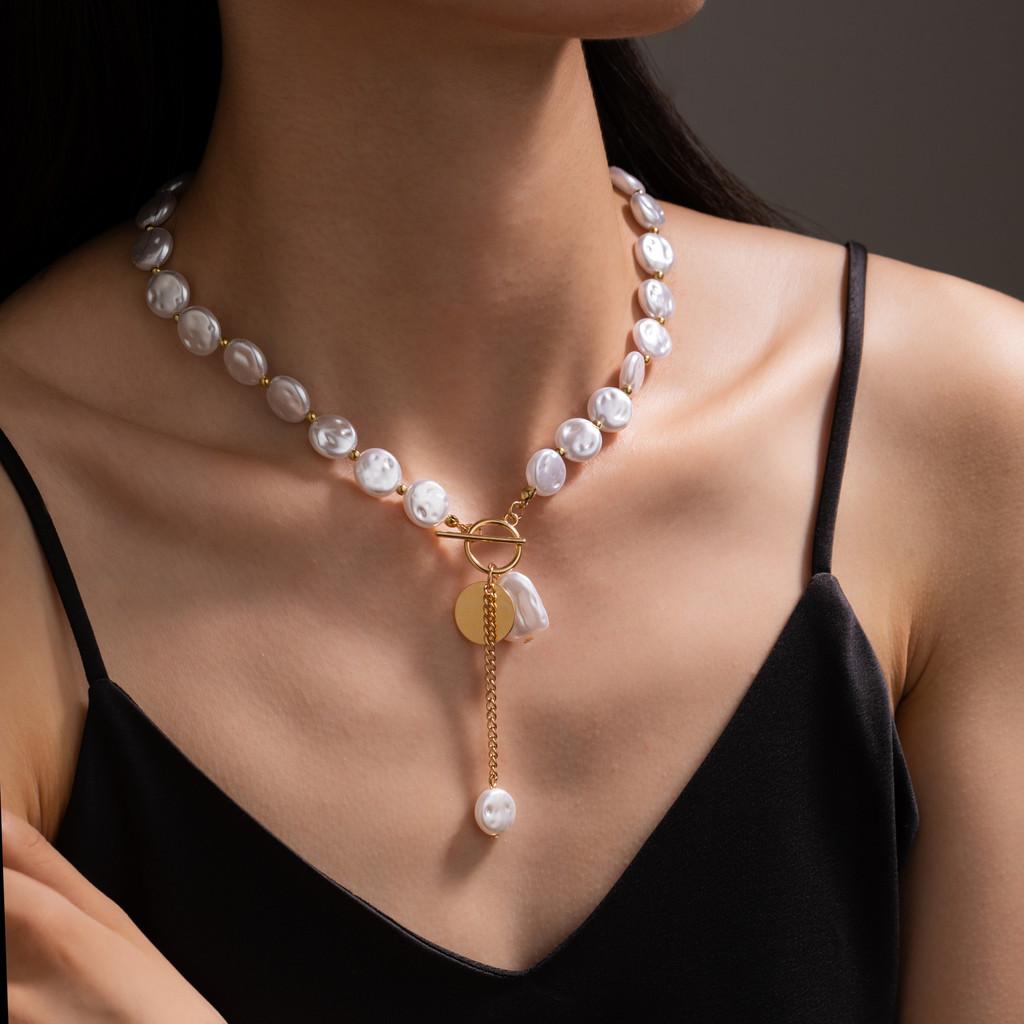 

Baroque Trendy Minimalist Flat Pearl Choker Necklace For Women Featuring Elements Geometric Gold
