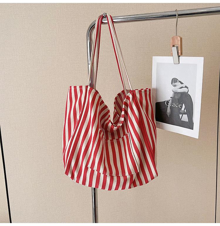 Randig shoppingväska med stor kapacitet, arbetsväska, avslappnad väska, nischad vår- och sommar casual mångsidig canvasväska