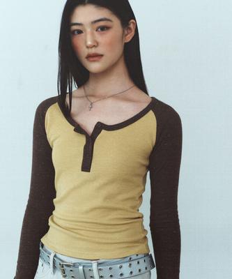 Deuleongkeutegseuteu [Woman] Reglan Henly Neck Long Sleeve Brown