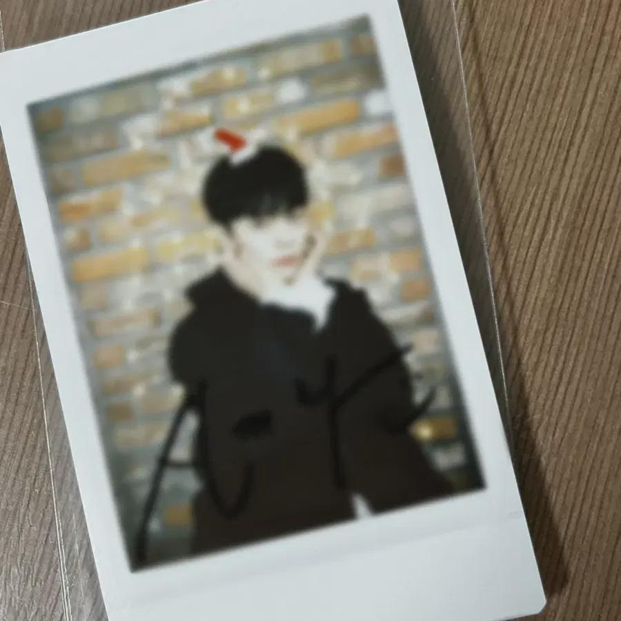 

Lucy Shin Ye-chan Sign Polaroid