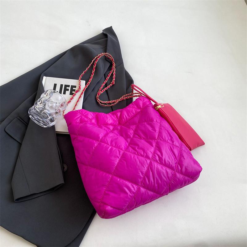 Trendige Schulter-Tragetasche für Damen in Schwarz, Beige, Grün und Fuchsia für den Herbst