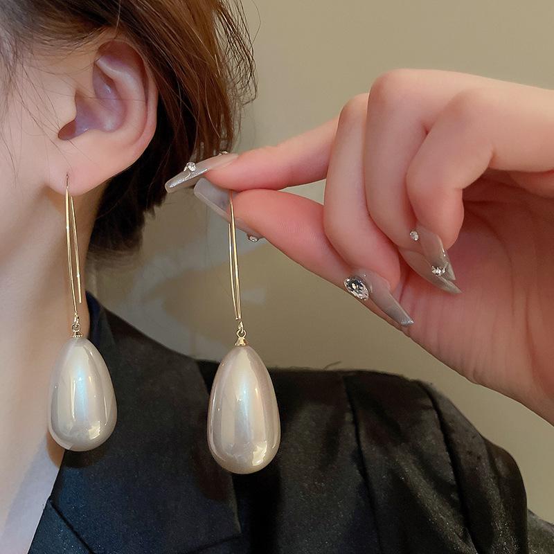 Elegante Ohrhaken-Ohrringe mit tropfenförmigen Imitationsperlen: Französisch inspirierte Mode für vielseitige, anspruchsvolle Frauen.