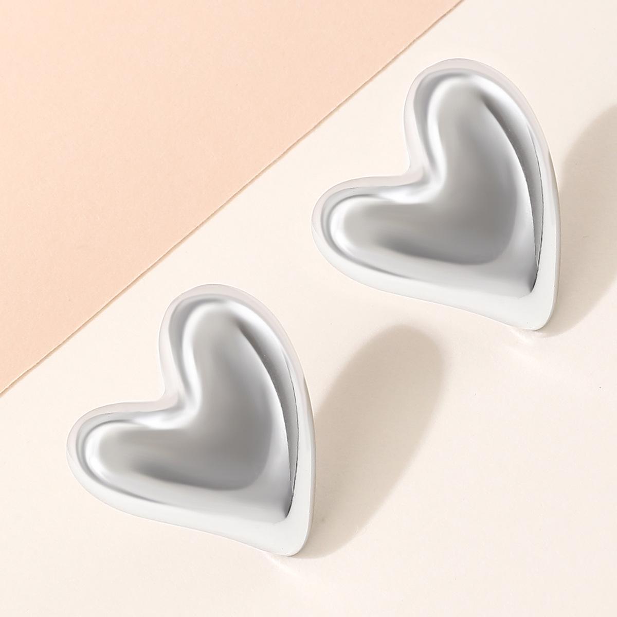 

European and American Trendy Heart-Shaped Resin Earrings - Stylish, Simple, Retro, and Hypoallergenic