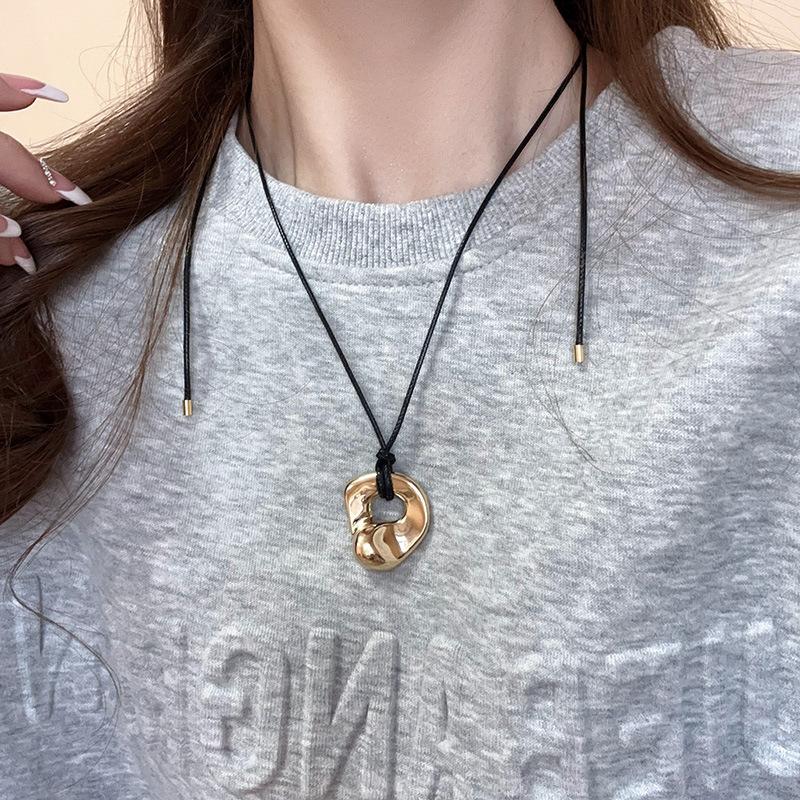 French Casual Wind Titanium Steel Triangle Necklace Light Luxury High Sense Simple Sweater Chain Trend Item Decoration Niche