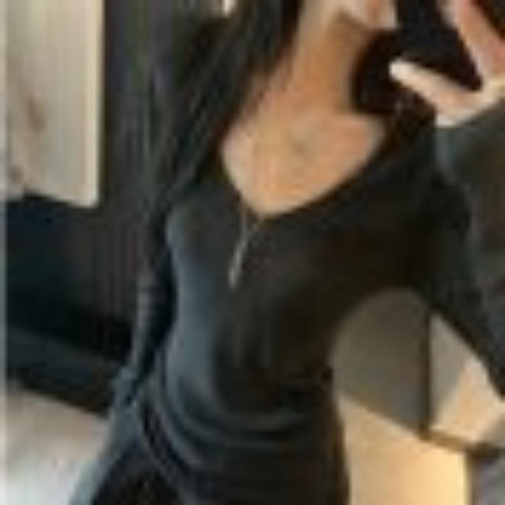 A Simple V-neck Long-sleeved Knitted Sweater for Women's Autumn and Winter, Featuring A Cinched Waist and A Slimming Look As A Base Layer