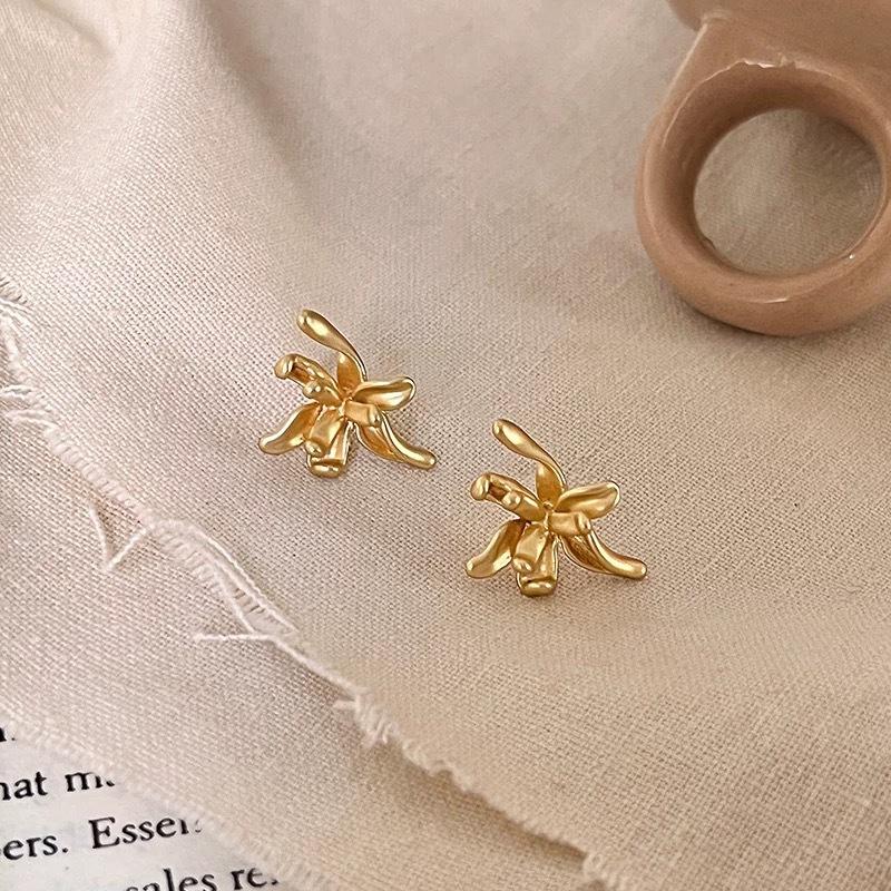 

Korean ins style temperament simple metal flower stud earrings women s high sense niche design sense S silver needle earrings