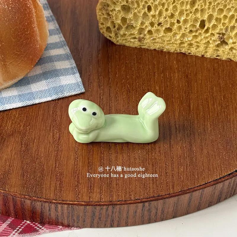 Creative Ceramic Funny Frog Chopstick Holder Cutlery Stand Spoon Fork Rest Tableware Restaurant Utensil Kitchen Tools Home Decor