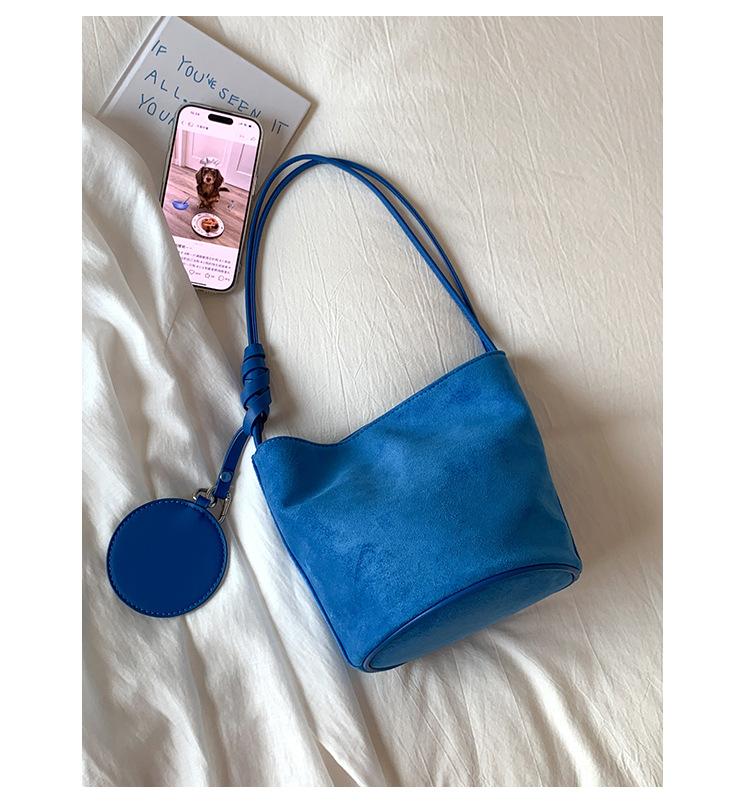 

2025 новая ретро сумка через плечо большой вместимости модная замшевая женская сумка для通勤 простая корейская версия сумка-ведро под мышкой синий