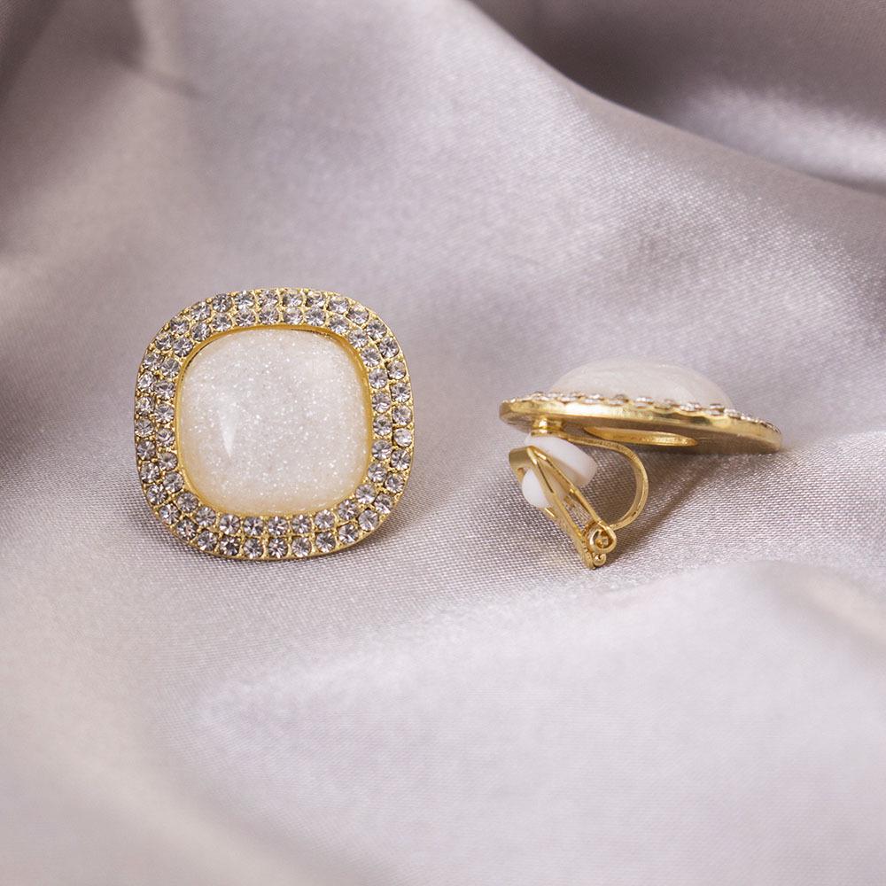 Elegant Clip-On Triangle Earrings for Non-Pierced Ears - Versatile, Light Luxury for Everyday Wear.