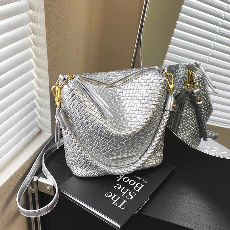 Bags women's bag 2025 new Korean version of fashion niche woven bag casual versatile shoulder bucket bag tide