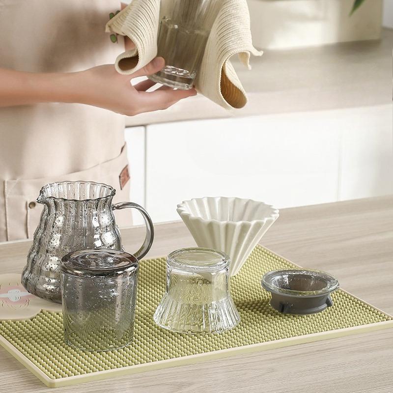 Silicone Water-draining and Heat-insulating Pad, Kitchen and Dining Table Anti-slip Cup and Bowl Pad, Wine Glass Water-filtering Pad
