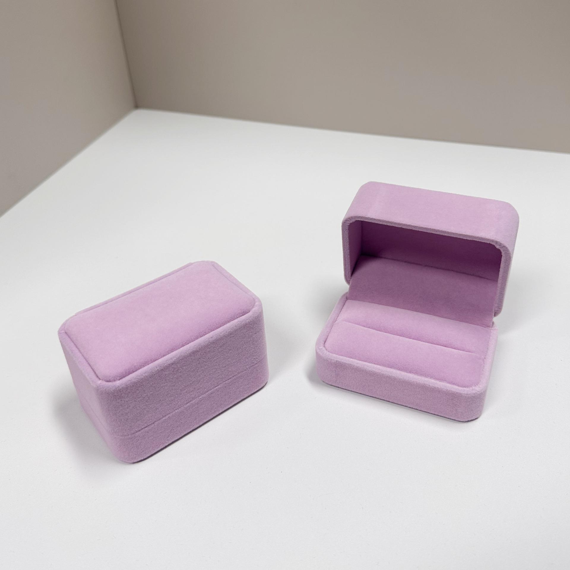 

Бархатная подарочная коробка для колец и серег с двойным отсеком - Откидная крышка для обручальных колец и гвоздиков