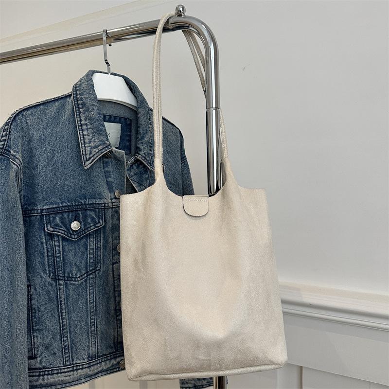 

Frosted retro bag women s large capacity 2025 new autumn and winter versatile single shoulder mother and child bag commuter tote bag білий