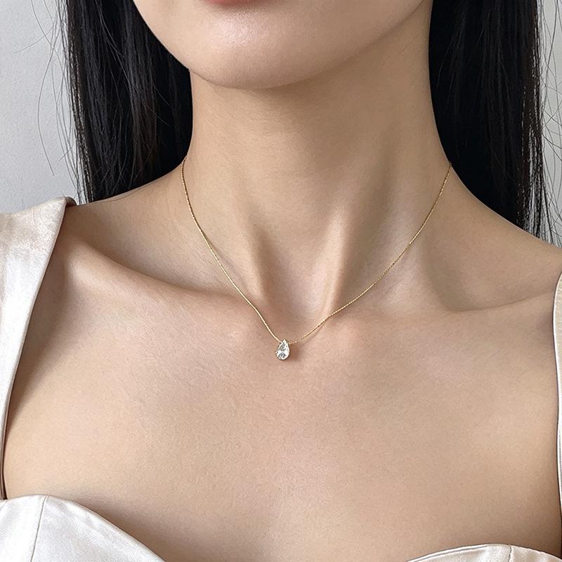 Stainless Steel Water Drop Diamond-Studded Necklace, Women's Titanium Simple Fashion Pendant Clavicle Chain.