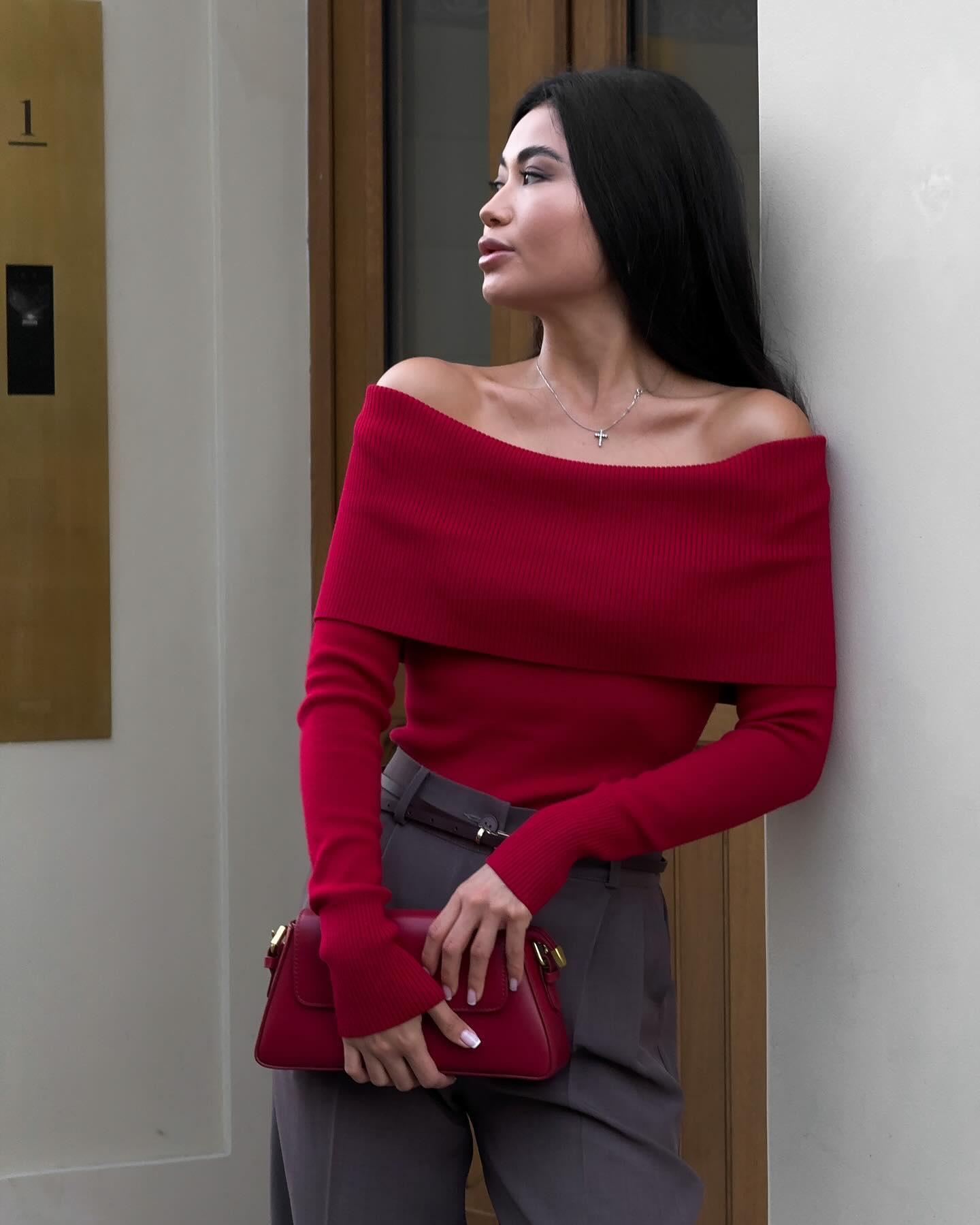 

Женский ретро трикотажный свитер с длинными рукавами и открытыми плечами на осень/зиму 2024 Small бордовый