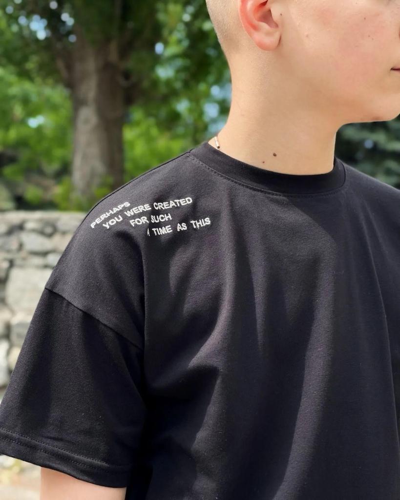 Chłopięcy T-shirt Teen – Miękka mieszanka bawełny i lycry, Stylowy haft na ramieniu, Wygodny krój, Lato, 6414-036-22-1 HC