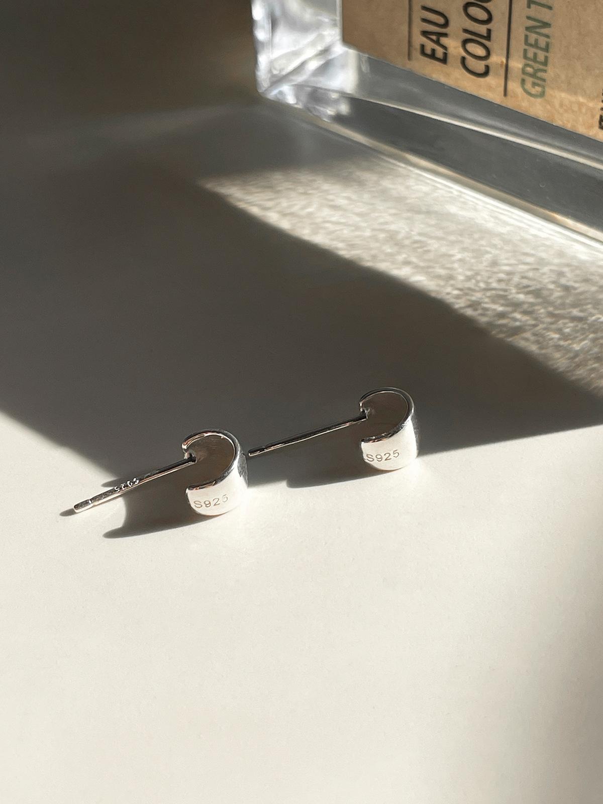 

инс простые серьги-пусеты с широкими боками женские универсальные личностные темпераментные серьги-пусеты из стерлингового серебра 925 пробы нишевые высококлассные ушные украшения мода 925 Silver