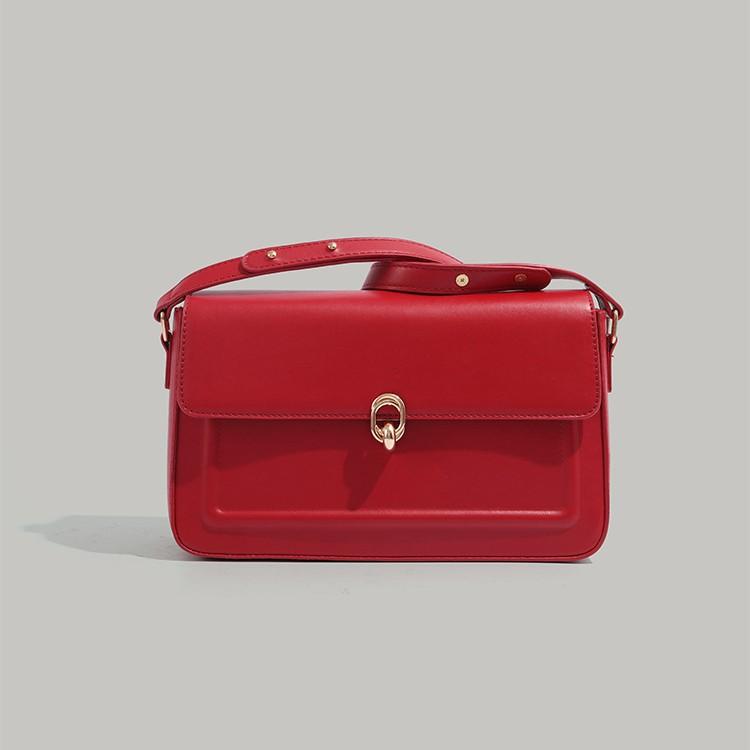 

Красная Ретро Высококлассная Сумка на Одно Плечо Под Мышку Маленькая Квадратная Сумка для Женщин 2024 Новая Нишевая Мода Свадебная Сумка для Невесты красный