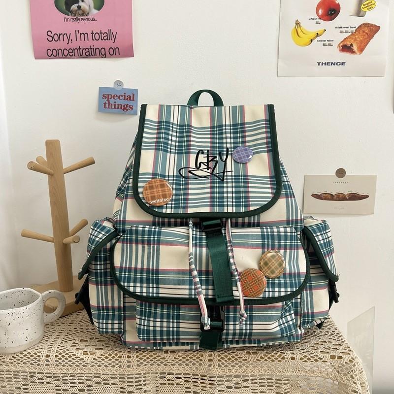

Fashionable And Functional Plaid Campus Backpack With High Visual Appeal зелений