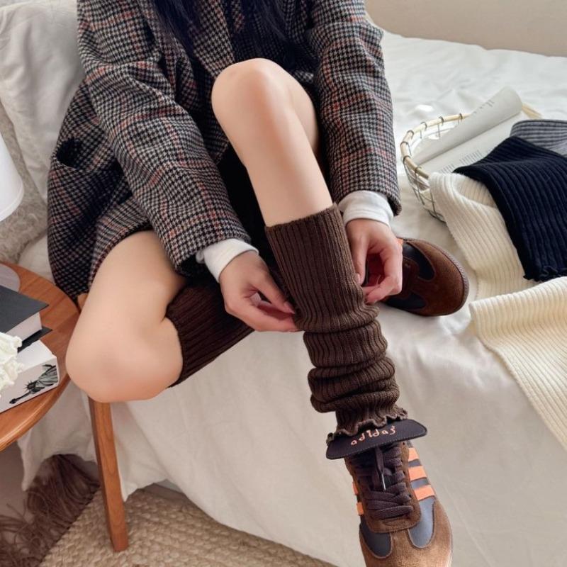 Solid-color Versatile Sock Set for Women in Autumn and Winter, Providing Leg Warmth and Comfort. Thick White Knitted Fabric, Paired with Snow Boots.